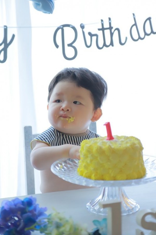 1歳　初めてのお誕生日はケーキスマッシュフォト